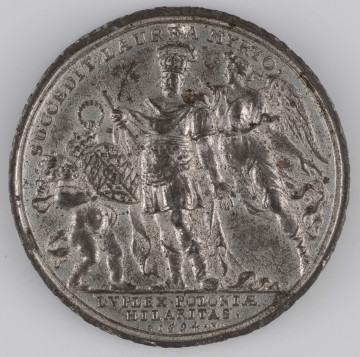 N/1536/ML - AV. Postać króla Jana III Sobieskiego w koronie, w stroju rzymskiego legionisty, z regimentarzem w prawej rece. Victoria lecąca za królem z prawej zdobi go wieńcem. Z lewej barokowe putto trzyma w jednej ręce tarczę z herbami Bawarii, w drugiej wieniec. Na górze w łuku napis:
SUCCEDIT LAUREA MYRTO . 
Na dole w odcinku:
DVPLEX . POLONIAE / HILARITAS . / G 1694 . H . 

RV. Na pierwszym planie tabor ciągnący w stronę twierdzy, przed którą toczy się bitwa. Na górze w półkolu napis:
PRAELVDIA MAIORIS VICTORIAE . 
Na dole w odcinku:
FVSIS HOSTIBVS / COMEATV INTER = / CEPTO .
Na obrzeżu napis poprzedzony rozetką:
* T[R]IBVAT TIBI SECVNDVM COR TVVM ET OMNE CONSILIVM TVVM CONFIRMET . PS . XIX . V . 4 .