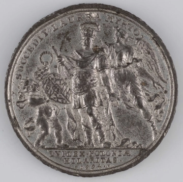 N/1536/ML - AV. Postać króla Jana III Sobieskiego w koronie, w stroju rzymskiego legionisty, z regimentarzem w prawej rece. Victoria lecąca za królem z prawej zdobi go wieńcem. Z lewej barokowe putto trzyma w jednej ręce tarczę z herbami Bawarii, w drugiej wieniec. Na górze w łuku napis:
SUCCEDIT LAUREA MYRTO . 
Na dole w odcinku:
DVPLEX . POLONIAE / HILARITAS . / G 1694 . H . 

RV. Na pierwszym planie tabor ciągnący w stronę twierdzy, przed którą toczy się bitwa. Na górze w półkolu napis:
PRAELVDIA MAIORIS VICTORIAE . 
Na dole w odcinku:
FVSIS HOSTIBVS / COMEATV INTER = / CEPTO .
Na obrzeżu napis poprzedzony rozetką:
* T[R]IBVAT TIBI SECVNDVM COR TVVM ET OMNE CONSILIVM TVVM CONFIRMET . PS . XIX . V . 4 .