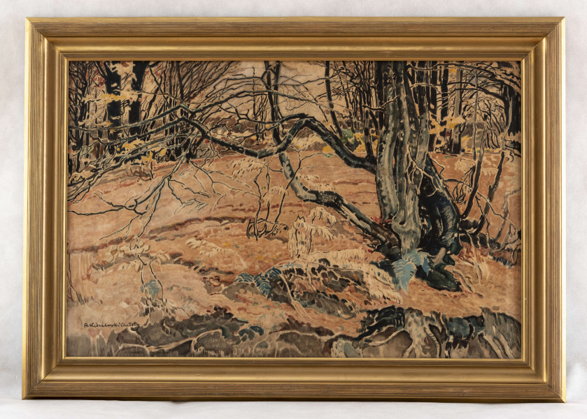 Pejzaż w jesiennej scenerii. Na pierwszym planie rozległy teren z usytuowanym fragmentarycznie w prawej części kompozycji rozgałęzionym pniu drzewa o powyginanych, niemal bezlistnych gałeziach. W oddali widoczne inne drzewa i zarośla, których pnie tworzą dekoracyjne, linearne układy. Kolorystyka zdominowana przez wyciszone tony brązów, ugrów i czerni z akcentami żółcieni liści i przygaszonych, niebieskawych paproci. 
  