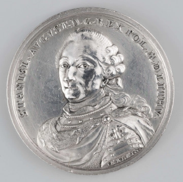 N/384/ML - AV. Popiersie króla en trois quarts w lewo, w zbroi i płaszczu gronostajowym. W otoku napis rozdzielony na dole przez wizerunek:
STANISL . AVGVST . D . G . REX POL . M . D . LITHV . 
Sygnatura: OEXLEIN . 

RV. Dwie postacie kobiece personifikujące Sprawiedliwość i Pokój na tle świątyni z napisem:
CONCORDIA
Na dole w odcinku:
IVRA DISSIDENTIBVS / REDDITA / . MDCCLXVIII