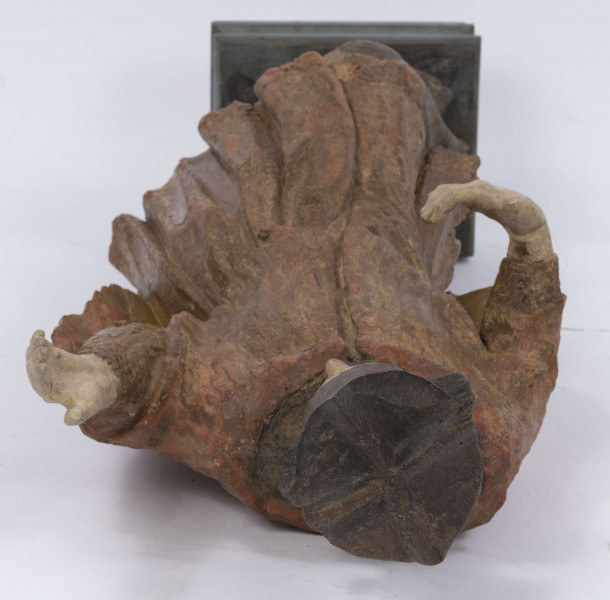 E/16816/ML - Rzeźba drewniana, pełna, polichromowana, przedstawiająca św. Jana Nepomucena. Kompozycja frontalna. Postać stojąca w kontrapoście – prawa noga zgięta i wysunięta do przodu. Sylwetka przechylona na prawo. Lewa ręka zgięta w łokciu i wysunięta do przodu. Prawa zgięta, uniesiona do góry. Brak atrybutów (krzyża i palmy) w dłoniach.
Postać ubrana w sutannę, komżę drapowaną w fałdy i zakończoną koronką, płaszcz z kapturem. Ślady złoceń na partii ubrania. Głowa skierowana na prawo. Twarz podłużna (kolor kremowy), usta proste, oczy z zaznaczonymi na ciemno tęczówkami, nos prosty, lekko zaznaczone kości policzkowe. Wolutowe pukle brody i włosów, symetryczne. Na głowie ciemnobrązowy biret. Stopy wystające spod sutanny.

Konserwacja: 2001 r.