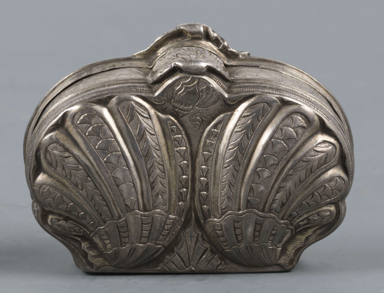 S/Mt/566/ML - Denko puklowane w formie dwóch złożonych symetrycznie muszli, zdobionych rzędami kampanuli i podobnie uformowane wieczko, z bogatszą dekoracją. Na powierzchni muszli relief przedstawiający dwa hipokampy z zakręconymi rybimi ogonami - prawy z głową konia, lewy z głowa orła - dosiadane przez putta. W polach między muszlami na dole slimak, u góry wąż. Ścianki boczne grawerowane : elementy pejzażu, ptak, królik, kwiaty i kratka regencyjna. Wnętrze złocone.
 Wewnątrz na denku i wieczku powtórzone punce ze znakami:
- miejska Paryża z 1. poł XVIII w. (litera S pod koroną
- złotnika o inicjałach 