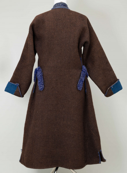 Sukmana męska, wełniana, ciemnobrązowa. Tył, kołnierz i mankiety z fioletowym wyszyciem. 