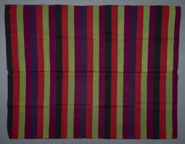 E/6798/ML - Tkanina pasiak, tkana splotem rządkowym. Osnowa lniana czarna, wątek wełniany w kolorach:  czerwony, buraczkowym, zielonym, czarnym i granatowym. Raport tworzą pasy o szer. 6,5 cm. 