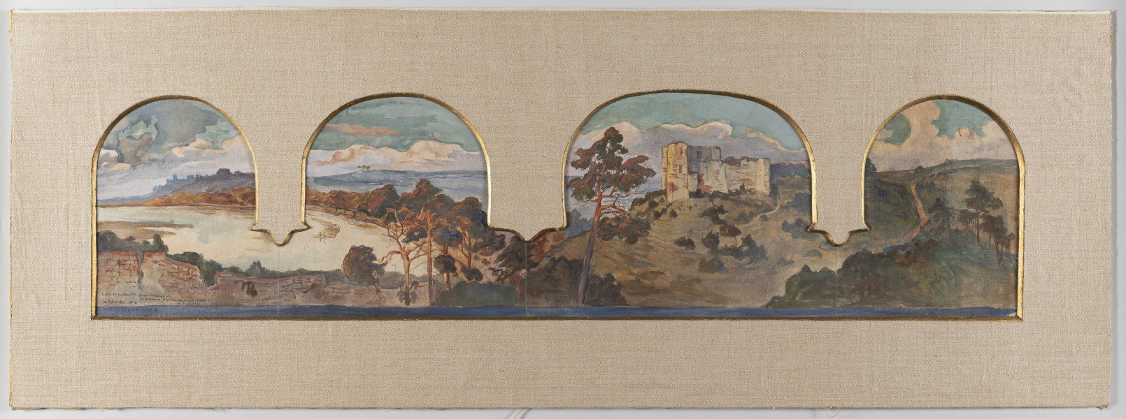 S/G/14/ML - Widok Kazimierza. Na pierwszym planie z lewej fragment muru, na osi kilka sosen. Na drugim planie, z lewej zakole Wisły, w głębi sylwetka zamku w Janowcu. Nieco na prawo od osi wzgórze z ruinami zamku w Kazimierzu, dalej biegnąca wśród pól dróżka. W tle pas nieba podzielony kolorystycznie na dwie strefy - błękit paryski u góry i biało-kobaltowa z akcentami oranżu nad linią horyzontu. Przedstawienie operuje nakładającymi się plamami przełamanych kolorów. Dominują odcienie brązów, ugrów i zieleni. Partie zarośli przy brzegu rzeki i korony sosen w kolorze ceglastego oranżu z akcentami ultramaryny. 
