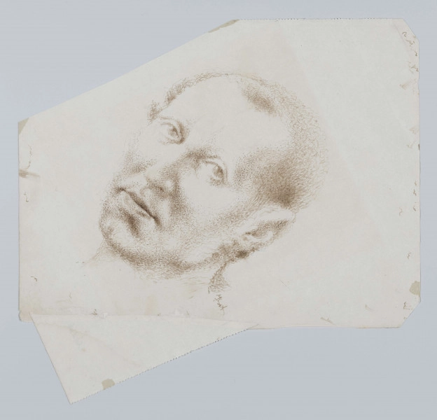 S/G/2662/ML - Portret mężczyzny en trois quatrs w lewo. Twarz szczupła. Krótkie włosy tworzące duże zakola. Ucho przylegające do głowy. Oczy skierowane na widza, nos prosty, wąskie usta. Tło neutralne. Praca utrzymana w konwencji realistycznej, rysowna delikatną, wijącą się i falującą kreską. Niektóre partie wydobyte przez punktowanie.
sygn.p. na wys. karku : J Got