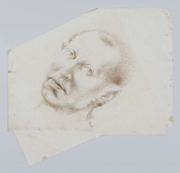 S/G/2662/ML - Portret mężczyzny en trois quatrs w lewo. Twarz szczupła. Krótkie włosy tworzące duże zakola. Ucho przylegające do głowy. Oczy skierowane na widza, nos prosty, wąskie usta. Tło neutralne. Praca utrzymana w konwencji realistycznej, rysowna delikatną, wijącą się i falującą kreską. Niektóre partie wydobyte przez punktowanie.
sygn.p. na wys. karku : J Got