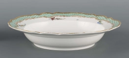 S/CS/1580/ML - Talerz głęboki o falistym wykroju brzegu. Na dnie malowana barwna miniatura przedstawiajaca scenkę w pejzażu: chłopiec wpadł do strumienia i trzyma się gałązki wierzby rosnacej na brzegu, obok stoi nauczyciel z rózgą w ręce. Na kołnierzu malowana mozaika w kolorze zieleni miedziowej, obramowana od środka złotymi rocaille'ami z piecioma rzuconymi gałązkami. 
Na spodzie napis wykonany naszkliwnie purpurą: 
