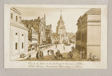 R/6895/ML Widok Bramy Krakowskiej i Krakowskiego Przedmieścia w Lublinie w ujęciu perspektywicznym. Sylwetka bramy w głębi na osi, dominuje nad resztą architektury. Wieża nakryta barokowym hełmem z latarnią, przed nią połowę niższe przedbramie zwieńczone trzema cylindrycznymi wieżyczkami i krenelażem, w przyziemiu półkolisty przejazd. Przy północnej (lewej) stronie ulicy mury wypalonego kościoła i klasztoru karmelitów bosych i fragment nawy bocznej przylegającego do nich kościoła św. Ducha. Przed spalonym kościołem długi ciąg kramów. Po południowej (prawej) stronie kilka kamienic Krakowskiego Przedmieścia. Przed bramą i na ulicy sylwetki przechodniów. Ściany budynków z linearnie zaznaczonymi podziałami i detalami architektonicznymi.