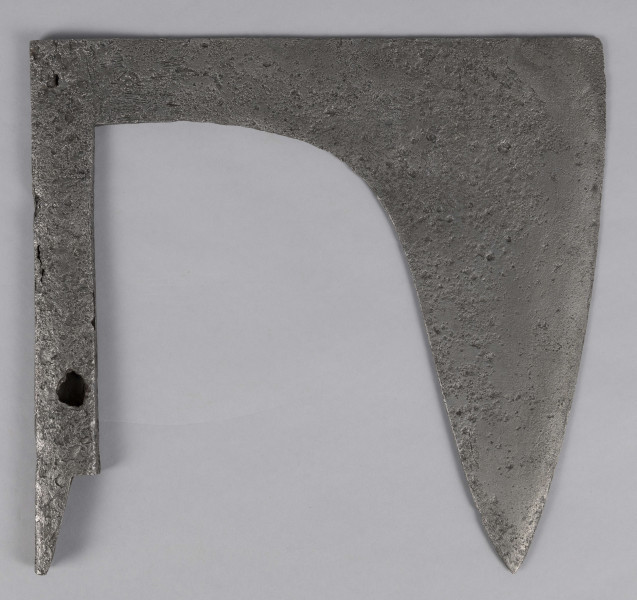 1891/A/ML - Ostrze półwachlarzowate, spiczasto zakończone Na szyjce punca w kole kwiatek z siedmiu plastycznych kółek. Osada dłuższa od ostrza z dolnym kapturkiem wydłużonym.