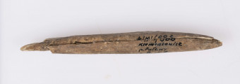 Ostrze kosciane dwustronne, kształtu wrzecionowatego, w przekroju poprzecznym koliste. Kość barwy naturalnej. Starannie wygładzona na całej powierzchni. Stan zachowania - narzędzie uszkodzone na obu końcach. Zabytek sklejony z kilku części.