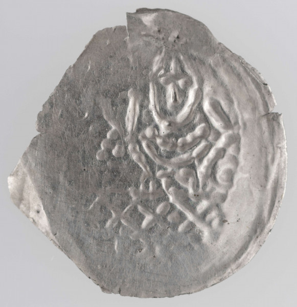 N/2830/ML - Wskutek ułamania monety widoczna jest jedna z dwóch postaci stojacych obok siebie, w spiczastych hełmach, na wprost. U dołu pozioma listwa wypełniona krzyżykami.