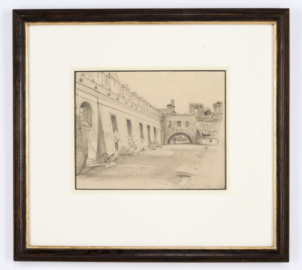 Widok szpitala i Bramy Świętoduskiej w Lublinie. Po prawej perspektywicznie ukazana elewacja szpitala z renesansową attyką, w głębi przylegająca do murów szpitala brama z szerokim, półkolistym przejazdem w przyziemiu. Rysunek prowadzony miękką kreską.
Na odwrocie szkic Rynku w Kazimierzu Dolnym