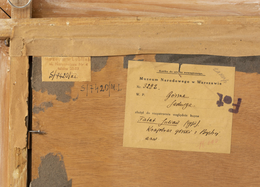 Pejzaż górski. Na pierwszym planie obszar zielonej łąki. W głębi, ponad pasem zielono - fioletowo - brązowych koron drzew, dwa niemal symetrycznie zakomponowane, łagodne stoki górskie w kolorze ultramaryny. Między nimi plama kobaltu oddzielona rozciągającym się w poziomie biało - różowym pasem snującej się mgły od płaszczyzny nieba pokrytej jasnymi, błękitnymi smugami. Kompozycję ożywiają sztafażowo potraktowane, małe, kolorowe sylwetki zajętych pracami polowymi ludzi i zwierząt. Przedstawienie utrzymane w chłodnej tonacji barw, 
z przewagą błękitów. Operuje szerokimi plamami pastelowych kolorów.
