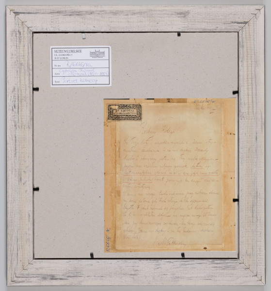 R/6646/ML - Portret młodej kobiety. W ujęciu do kolan, siedząca, tułów lekko w lewo, głowa 3/4 w prawo, pochylona. Twarz o miekkich rysach, włosy zaczesane gładko, z tyłu ukryte pod czepkiem ozdobionym wstążkami. Ubrana w obszerną, drapowaną szatę z pęknięciem przy dekolcie. Rozszerzające się do dołu rękawy ukrywają rozłożone ręce. Rysunek prowadzony miękkimi, swobodnymi kreskami, z delikatnie zaznaczonym światłocieniem.