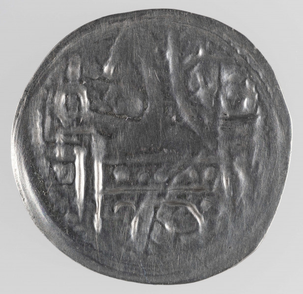 N/2834/ML - Nad murem między dwoma wieżami popiersie księcia w hełmie w lewo. Pomiędzy popiersiem a wieżą po lewej stronie proporzec wsparty na murze. W murze brama. Nad bramą w poziomie sześć perełek. Całość ujęta otokiem perełkowym, w części niewidocznym wskutek zatarcia.