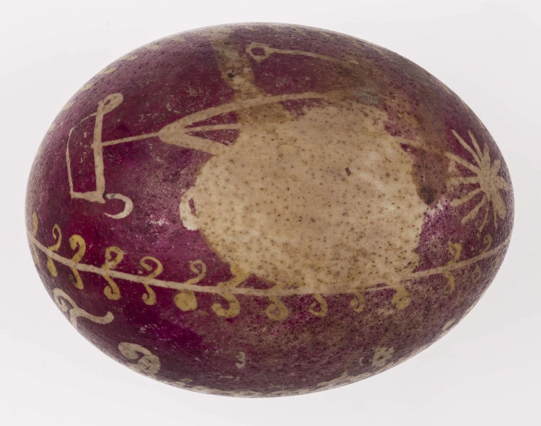 E/1563/ML - Technika batik. Podział podłużny na 4 części. Motyw drzewa życia oraz napisy (nazwiska: T. Birontowicz, A. Ogórkiewicz) i miejscowość: Żdanów). Barwa tła fioletowa (buraczkowa), barwa motywu biała i żółta.