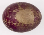 E/1563/ML - Technika batik. Podział podłużny na 4 części. Motyw drzewa życia oraz napisy (nazwiska: T. Birontowicz, A. Ogórkiewicz) i miejscowość: Żdanów). Barwa tła fioletowa (buraczkowa), barwa motywu biała i żółta.