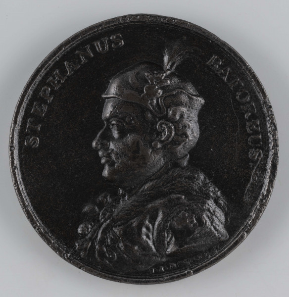 N/378/ML - AV. Popiersie króla w profilu w lewo, w czapce. Na górze napis w półkolu, rozdzielony przez wizerunek:
STEPHANUS - BATOREUS.
Sygnatura: I.I.REICHEL.F.

RV. Szesnastowierszowy napis:
PRINS:TRANSILV / ANNAE JAGELLONAE / REGINULAE SPONSUS, / ELECT IN REGEM A.D.1575. / D.15.DEC:CORON:ANNO SEQUEN= / TE.D.30 MAII GEDANENSES AD / OBSEQUIUM ADEGI POLOCIAM / VITEPSCUM ET LIVONIAM REIP: / ARMIS RESTITUIT TRIBUNALIA / INSTAURAVIT ACADEMIAM / VILNENSEM EREXIT JUSTUS / STRENUUS ERUBITUS, / IMMATURA MORTE / SUBLATUS GRODNAE / A.D. (1586 AET 54 R) 11 / D.12.DEC: