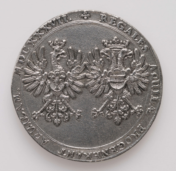 N/6102/ML - AV. W tondzie ujetym profilowym otokiem Hercules poskramia ujarzmionego Cerbera. W tle kosciół. Z prawej litery I H, monogram autora medalu. Niżej, w odcinku, kartusz z herbem miasta rozdziela napis:
CIVIT - GEDAN / F . - F .
w otoku napis rozpoczynający się od arabeski:
VLADISLAO IV POLON[IAE] ET SVECIAE REGI HERCULI PACIFICO

RV. W tondzie ujętym profilowanym otokiem dwa ukoronowane orły. Z lewej polski ze Snopkiem Wazów, z prawej dwugłowy z herbem Habsburgów na piersiach. W otoku napis poprzedzony rozetką:
REGALES AQUILAE PROGENERANT AQUILAM . MDCXXXVII .
W miejscu kropek znaki międzywyrazowe w postaci rombów.


