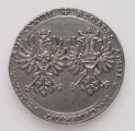 N/6102/ML - AV. W tondzie ujetym profilowym otokiem Hercules poskramia ujarzmionego Cerbera. W tle kosciół. Z prawej litery I H, monogram autora medalu. Niżej, w odcinku, kartusz z herbem miasta rozdziela napis:
CIVIT - GEDAN / F . - F .
w otoku napis rozpoczynający się od arabeski:
VLADISLAO IV POLON[IAE] ET SVECIAE REGI HERCULI PACIFICO

RV. W tondzie ujętym profilowanym otokiem dwa ukoronowane orły. Z lewej polski ze Snopkiem Wazów, z prawej dwugłowy z herbem Habsburgów na piersiach. W otoku napis poprzedzony rozetką:
REGALES AQUILAE PROGENERANT AQUILAM . MDCXXXVII .
W miejscu kropek znaki międzywyrazowe w postaci rombów.


