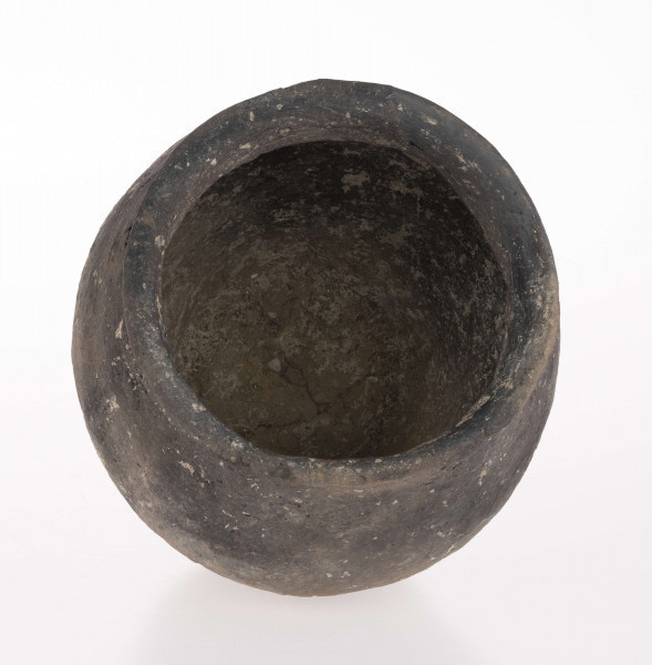 wymiary dodatkowe: 1,5 cm (wys. szyi); 0,7 cm (wys. stopki); 21,0 cm (śr. maks. wydętości brzuśca)
opis: dno lekko wklęsłe z dołeczkiem w środku, wyraźnie wyodrębione niewielką stopką; brzusiec dwustożkowaty, ostro profilowany; miejsce przejścia brzuśca w szyję zaznaczone wypukłą dookolną listwą; szyja niska, cylindryczna; wylew zaokrąglony, wywinięty na zewnątrz; górna część brzuśca zdobiona dookolnym rzędem narysowanych przez wygładzenie 