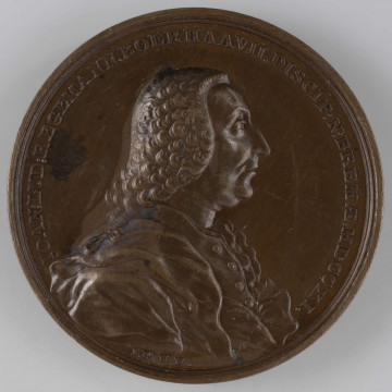 N/2503/ML - AV. Popiersia Jana Regemanna w profilu w prawo, z odkrytą głową. W otoku napis rozdzielony na dole przez wizerunek:
IOAN:LUD:REGEMANN.BOERHAAVII.DISCIP:N:BREMAE.MDCCXI.
MOnogram: I.P.H.F.

RV. Siedemnastowierszowy napis:
VIRO / MEDICAE ARTIS / STUDIO, FELICI, / ABSQUE LUCRI QUAESTU, / XXXV. AB HINC ANNIS DE / GENTE POLONA CONTINUO / BENE MERENTI EXIMA / MORUM PROBITATE INSIGNI, / HOC GRATI ANIMI / MONUMENTUM, / POST CURATUM AB EODEM / VULNUS FERRO / PARICIDAE D.III.NOVEM: / MDCCLXXI. / SIBI ILLATUM, / STAN:AUG:REX / DEDIT.

Napis ujęty od dołu dwiema gałązkami laurowymi, zakomponowanymi w łuku.