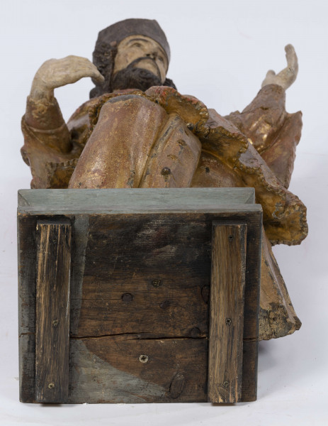 E/16816/ML - Rzeźba drewniana, pełna, polichromowana, przedstawiająca św. Jana Nepomucena. Kompozycja frontalna. Postać stojąca w kontrapoście – prawa noga zgięta i wysunięta do przodu. Sylwetka przechylona na prawo. Lewa ręka zgięta w łokciu i wysunięta do przodu. Prawa zgięta, uniesiona do góry. Brak atrybutów (krzyża i palmy) w dłoniach.
Postać ubrana w sutannę, komżę drapowaną w fałdy i zakończoną koronką, płaszcz z kapturem. Ślady złoceń na partii ubrania. Głowa skierowana na prawo. Twarz podłużna (kolor kremowy), usta proste, oczy z zaznaczonymi na ciemno tęczówkami, nos prosty, lekko zaznaczone kości policzkowe. Wolutowe pukle brody i włosów, symetryczne. Na głowie ciemnobrązowy biret. Stopy wystające spod sutanny.

Konserwacja: 2001 r.