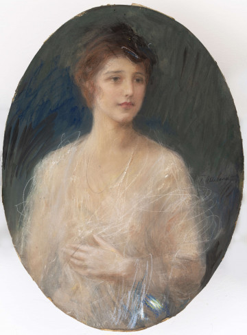 S/G/9/ML - Portret młodej kobiety. W ujęciu do wysokości bioder, głowa 3/4 na prawo, tułów en face. Twarz owalna, o regularnych, łagodnych rysach. Oczy duże, szerokie, proste brwi. Usta zdecydowanie wykrojone, o wydatnych wargach. Rude włosy wysoko upięte, tworzące nad czołem grzywkę. Ubrana w białą, muślinową suknię z dekoltem. Lewa ręka ugięta w łokciu, dłoń oparta poniżej piersi, prawa luźno wzdłuż tułowia.
