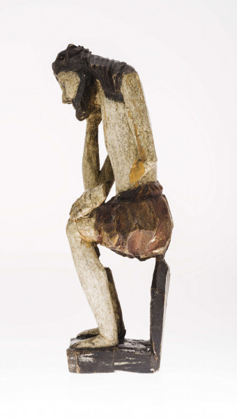 Rzeźba drewniana przedstawiająca postać Chrystusa Frasobliwego. Wykonana z jednego kawałka drewna lipowego. Głowa wsparta na prawej dłoni, która opiera się na kolanie. Rzeźba polichromowana: włosy – czarne, podstawa – czarna,. Ciało – białe, perizonium – brązowe. Na podstawie z przodu wyryta data 1864 oraz IHS.