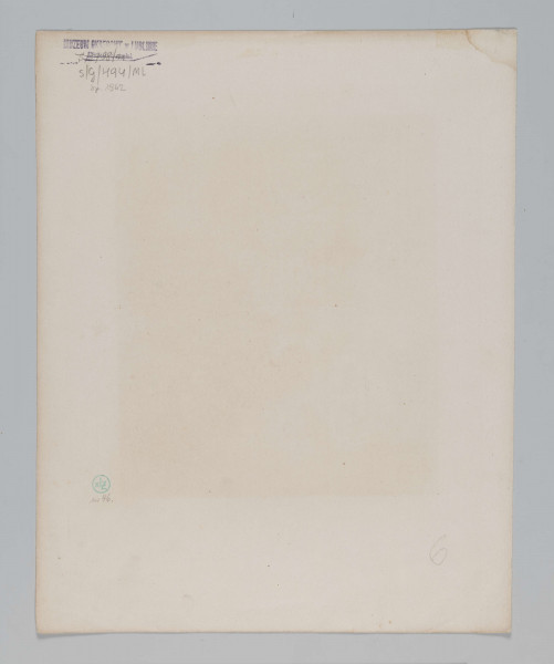 S/G/494/ML - Widok kościoła bernardynów w Radecznicy pw. św. Antoniego Padewskiego wybudowanego w latach 1686-1693 z fundacji bp. Mikołaja Świrskicgo i Elżbiety Kopczyńskiej, wg projektu Jana Michała Linka, w ujęciu od strony fasady. Do kościoła prowadzą trzy kondygnacje schodów i szeroka arkadowa loggia rozciągająca się wzdłuż całej fasady. Znad niej widoczny fronton kościoła, centralna część zwieńczona trójkątnym typmanonem, ze spływami wolutowymi, po bokach dwie opilastrowane wieże z wieżyczkami na sygnaturkę. Przed fasadą kościoła i na prowadzących do niego schodach wchodzący do świątyni ludzie. Przy prawej krawędzi drzewo o rozłozystej koronie, w cieniu której siedząca grupa ludzi, po lewej żebrzący mężczyźni. 
