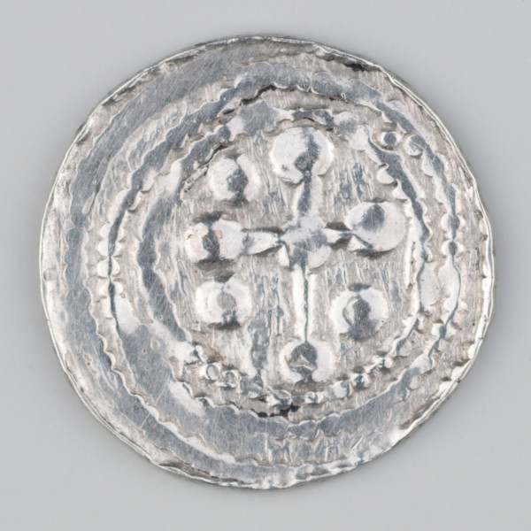 N/2826/ML - AV. W otoku scena walki rycerza ze smokiem.

RV. W potrójnym perełkowym otoku krzyż z kulkami w końcach ramion. W kątach krzyża trzy kulki. Zewnętrzny otok w części zatarty, a w części niewidoczny wskutek przesunięcia stempla.