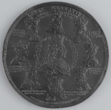 N/1552/ML - AV. Na środku, na rozpiętym płaszczu pod mitrą ozdobny kartusz z herbami saskimi ujety kompozycją z sześciu męskich popiersi w profilu z napisami objaśniającymi:
1) FRID . I . NAT - 1367 . M . 1428 .
2) FRID . II . NAT . / 1412 . M . 1464 .
3) ERNESTVS NAT / 1455 . M . 1476 .
4) FRID . III . NAT . / 1463 . M . 1525 .
5) IOANNES NAT / 1469 . M . 1532 .
6) IOHANNES FRIDERICVS . NAT . 1503 . MORT . 1554 . 
Na górze w łuku napis rozdzielony przez kompozycję:
LINEA ER - NESTINA

RV. Na środku ukoronowane popiersie króla w profilu w prawo ujęte dwuwierszowym dookolnym napisem:
FRID : AVG : D . G . - REX POL . & EL . SAX . / VICARIVS - IMP . 1711
Wokół osiem popiersi męskich w profilu z napisami objaśniającymi:
1) MAVRIT . - NAT . 1521 . / MORT . - 1553 .
2) AVGVST . / NAT . 1526 / M . 1586
3) CHRIST . I / NAT . 1560 / M . 1591 .
4) CHRIST . II . / NAT . 1583 . / M . 1611 .
5) IOH GEORG . I / NAT . 1585 / M . 1656 .
6) IOH GEORG . II NAT . / 1613 . M . 1680 .
7) IOH GEORG III NAT / 1647 . M . 1691 .
8) IOH . GEORG . IV . NATVS 1668 . M . 1694 .
Na górze w łuku napis: LINEA ALBERTINA