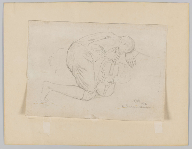 S/G/1270/ML - Postać młodego chłopca. Ujęty całopostaciowo, w pozycji klęczącej, profilem na prawo. Prawa noga ugięta w kolanie, stopa oparta palcami o zaznaczone kreską podłoże. Tułów pochylony ,
głowa spoczywa na lewym przedramieniu, opartym na bliżej nieokreślonym, zarysowanym z tyłu meblu. W prawej ręce trzyma skrzypce z pękniętą struną.  Ubrany w luźną koszulę i sięgające łydki spodnie.
