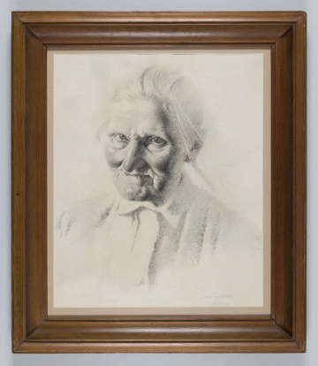 S/G/1667/ML - Popiersie starej kobiety, 3/4 w lewo. Twarz o melancholijnym wyrazie z wyostrzonymi wiekiem rysami. Duże, głęboko osadzone oczy, długi, wydatny nos, pełne wydobyte bruzdami policzki. Zapadnięte, wąskie, zaciśnięte usta. U nasady nosa i wokół ust głębokie zmarszczki. Siwe           włosy gładko ściągnięte do tylu, z prawej luźny, długi kosmyk. Ubrana w białą bluzkę z                  kołnierzykiem. Przedstawienie operuje szerokimi, roztartymi plamami w odcieniach szarości.      Miękki modelunek światłocieniowy wydobywa rysy twarzy. Prawa strona zacieniona, lewa, partia włosów i ubrania częściowo wtopione w białe tło.
Sygn. p.d.: Jan GOTARD 1936r