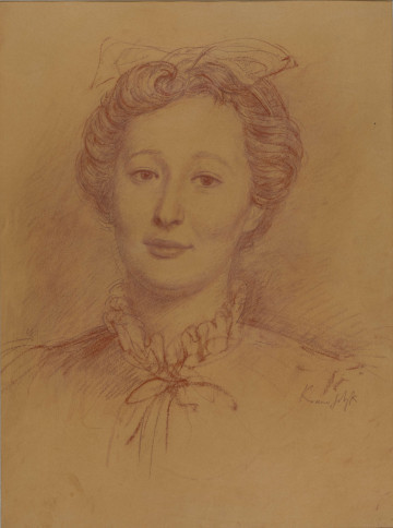 R/6790/ML - Popiersie młodej kobiety. Ukazana en face. Twarz owalna, z miękko zarysowanym podbródkiem. Z przodu włosy ułożone w wywinięte do tyłu loki; fryzura podtrzymywana wstążką 
z zawiązaną na czubku głowy dużą kokardą. Oczy o migdałowym kształcie, brwi zarysowane delikatnie, opadające przy skroniach. Długi, wąski nos. Pełne usta o uniesionych do góry kącikach, wyraźnie zaznaczone policzki. Ubrana w bluzkę z przymarszczoną stójką. Twarz modelowana miękkimi, miejscami roztartymi kreskami. Mocniej zaznaczony rysunek włosów 
i elementów stroju. Delikatnie podrysowane tło. 
Sygn. p.d. : Kramsztyk