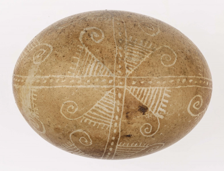 E/1334/ML - Technika batik. Podział podłużny na 4 części, poprzeczny na 2. Motyw swastyki. Barwa tła brązowa, barwa motywu biała.