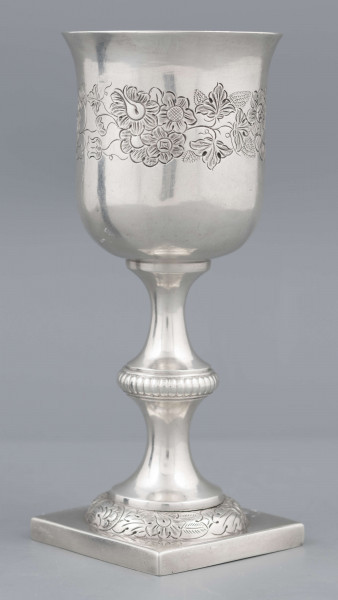 S/Mt/62/ML - Czara dzwonowata z lekko wywiniętym brzegiem, trzon z płaskim nodusem, stopa okrągła, wysklepiona, na kwadratowej plincie. Na czarze ryta wić kwiatowa, brzeg nodusa karbowany, brzeg stopy pokryty wzorem roślinno-kwiatowym.
