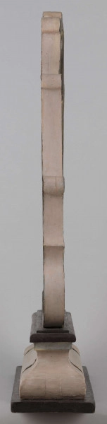E/16800/ML - Feretron drewniany polichromowany. W obramieniu stylizowanym, przypominającym kwiat tulipana, przedstawia Św. Barbarę i Św. Onufrego. 
Św. Barbara: na tle pejzażu z  zabudową miasta (mury, wieża, most, szczyt kościoła, inne budynki), wśród kamieni i zieleni postać Świętej. Zielona szata, czerwony płaszcz na ramionach, złota korona i aureola. Lewa noga wsparta na kamieniu; w prawej uniesionej ręce kielich z hostią, w lewej opuszczonej – miecz i palma męczeństwa. Włosy długie brązowe, spływające falami na plecy. Oczy wzniesione ku niebu. Na szaro-niebieskim niebie, nad postacią, szaro-biały gołąb.
 Św. Onufry: po prawej stronie obrazu, pod drzewem, klęcząca postać Świętego (w profilu), naga, z długimi siwymi włosami i brodą. Wzrok skierowany ku postaci aniołka na obłoku (w lewym górnym rogu), udzielającemu Świętemu komunii. Aniołek z przerzuconym różowym płaszczem, w lewej ręce trzyma kielich, w prawej – hostię. Na drugim planie – bryła kościoła i krzyż przydrożny.
Napisy: patrz poniżej

Konserwacja: 1999-2000