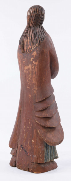 E/16137/ML - Rzeźba drewniana, pełna, polichromowana, przedstawiająca św. Anny. Na postumencie w kształcie nieregularnego prostokąta, zakomponowana postać świętej, w długiej sukni, układanej w pionowe fałdy. U góry fałdy są drobniejsze, u dołu fałdy grubsze, pod szyją kołnierzyk w kształcie półokrągłej plisy. Na sukni kubraczek w kolorze brązowym, sięgający do połowy łydki, o połach zaokrąglonych u dołu. Kubrak z długimi rękawami jest dopasowany w czasie. Z przodu do pasa podkreślony jest dość wąskimi pionowymi żłobieniami, od pasa szerszymi biegnącymi ukośnie fałdami, zaś na rękawach ukośnymi nieregularnymi żłobieniami. Ręce złożone na piersiach do modlitwy. Głowa wzniesiona lekko do góry i lekko przechylona w prawo. Włosy brązowe, zaznaczone z przedziałkiem pośrodku, opadające na plecy, podkreślone żłobieniami. Nos prosty wydatny, usta wąskie, oczy owalne czarne, brwi cienkie łukowate czarne. Twarz i ręce pokryte cielistą farbą. Widoczne uszy. Spod sukni widoczne bose stopy.

Konserwacja: 1988 r.