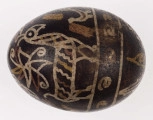 E/1323/ML - Technika batik. Podział poprzeczny na 2 nierówne części. Motyw zwierzęcy (koza, ptaszki) i roślinny. Barwa tła czarna, barwa motywu biała, żółta i ceglasta.