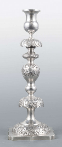 S/Mt/501/ML - Stopa okrągła nacokoliku kwadratowym z profilowanym brzegiem, trzon tralkowaty z talerzykiem i dwoma kołnierzami, tulejka w kształcie kielicha. Na brzegu stopy, kołnierzykach i w górnej części trzonu moletowany wzór wici roślinnej z kwiatami -  ornamenty polerowanę na zmatowionym tle. Na talerzyku wzór lancetowatych liści. 
Na boku cokolika słabo czytelna sygnatura majuskułą w prostokątach:
- I.SZTERN
- dodatkowy znak warsztatowy w postaci cyrklowej rozetki
- znak probierni warszawskiej z monogramem probierza 