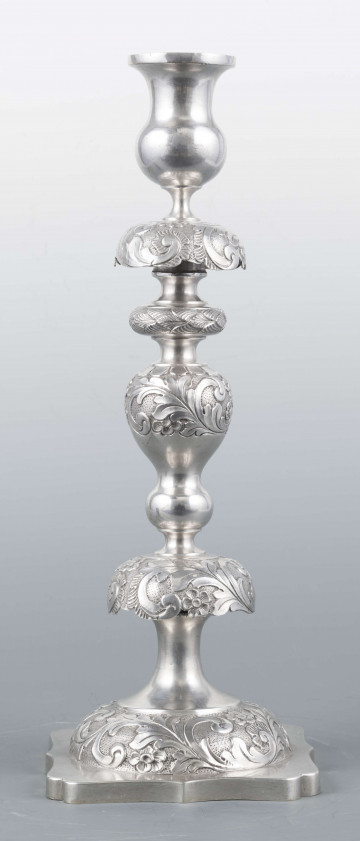 S/Mt/501/ML - Stopa okrągła nacokoliku kwadratowym z profilowanym brzegiem, trzon tralkowaty z talerzykiem i dwoma kołnierzami, tulejka w kształcie kielicha. Na brzegu stopy, kołnierzykach i w górnej części trzonu moletowany wzór wici roślinnej z kwiatami -  ornamenty polerowanę na zmatowionym tle. Na talerzyku wzór lancetowatych liści. 
Na boku cokolika słabo czytelna sygnatura majuskułą w prostokątach:
- I.SZTERN
- dodatkowy znak warsztatowy w postaci cyrklowej rozetki
- znak probierni warszawskiej z monogramem probierza 