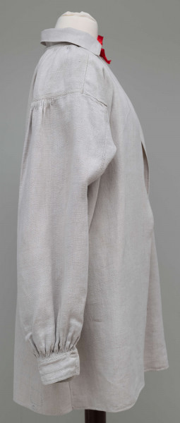 E/850/ML - Koszula męska wykonana z szarego lnianego płótna. Szyta ręcznie. Mankiety i kołnierz stębnowane brązową nicią.