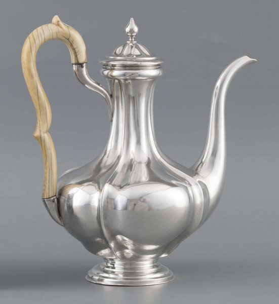 S/Mt/514/ML - Kafetiera w kształcie tralki o brzuscu pękatym i smukłej szyjce, profilowana a żeberkowaniem, na niskiej stopie. Wylew w formie dziobka, ucho kościane z okrągłego wałka, profilowane, osadzone w dwóch tulejkach, pokrywka wysklepiona, z wystającą kryzą i uchwytem w kształcie cebulki. Wnetrze złocone.
Na dnie sygnatura:
- imienna 