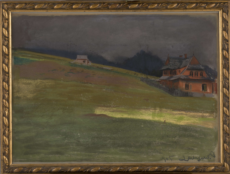 S/G/1686/ML - Pejzaż. Na pierwszym planie łagodnie wypiętrzone, opadające ku prawej stronie kompozycji wzgórze z usytuowaną przy krawędzi willą w stylu zakopiańskim. Budynek na wysokiej podmurówce, z facjatkami w kondygnacji strychowej. Ściany domu w ocieniu oranżu, dach kryty szarym gontem. Otoczona sztachetowym płotem. W oddali, na zboczu niewielka chata. Na linii horyzontu spowite mgłą góry i niebo utrzymane w tonacji szarości.
