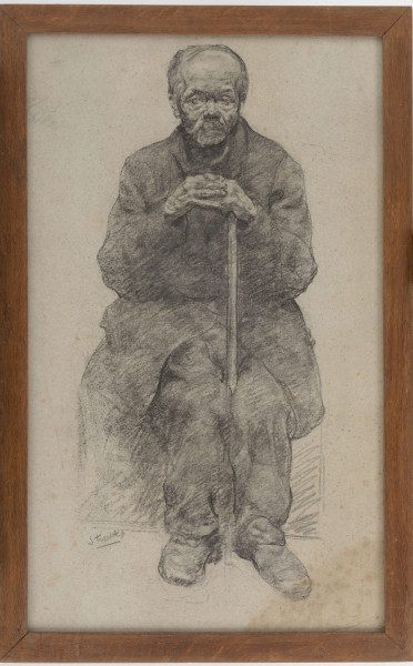 Postać starszego mężczyzny ujęta en face w pozycji siedzącej. Splecione kościste dłonie wsparte na zakrzywionej rączce laski, którą ściska kolanami. Twarz trójkątna, z wysokim łysiejącym czołem. Głębokie zmarszczki dookoła dużych oczu, obwisłe policzki, krótki szeroki nos. Usła zakryte krótkimi wąsami. Ubrany w ciemną kurtę do kolan, nieco za obszerne spodnie i podniszczone buty - trzewiki.