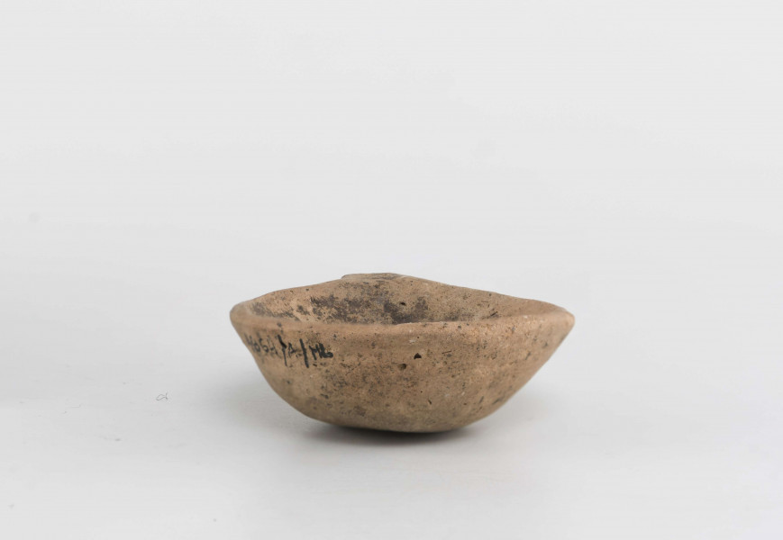 czerpak; dno spłaszczone, niewyodrębnione, ścianki rozchylone na zewnątrz, krawędź ścięta płasko; ucho wałkowate, duże, grube wystające ponad krawędź