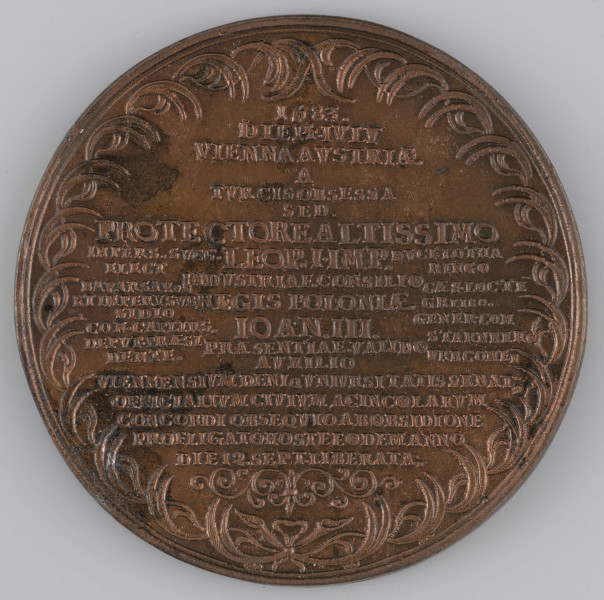 N/1530/ML - AV. Na tle obozu pod Wiedniem polska konnica ścigająca uciekającą jazdę turecką. Nad sceną Victoria lecąca w prawo, dmąca w fanfarę. Na górze, w łuku napis:
URBEM . SER - VESTIS . - ET . ORBEM

RV. Osiemnastowierszowy napis:
1683 . / DIE 14 . IVLY / VIENNA AVSTRIAE / A / TVRCIS OBSESSA / SED . / PROTECTORE ALTISSIMO / LEOP . I . 
IMP . / INDVSTRIAE . CONSILIO / REGIS POLONIAE / IOAN . 
III . / PRAESENTIAE . VALIDO / AVXILIO / VIENNENSIVM 
DENIQ VNIVERSITATIS SENAT / OFFICIALIVM CIVIVM AC 
INCOLARVM / CONCORDI OBSEQVIO AB OBSIDIONE / 
PROFILIGATO HOSTE EODEM ANNO / DIE 12 . SEPT . 
LIBERATA . 
Po bokach na wysokości od 8 do 12 wiersza napisy, z lewej:
IN PERS . SVCC . / ELECT / BAVAR SAXON / ET IMPERY SVB / SIDIO / COM . CAPLIRS . / DEPVT . PRAESI / DENTE . 
z prawej:
DVCE LOTHA / RINGO / CAES . LOCTE / GRLISSO . / GENER.  COM / STARNBER / VRB COMEN
Na dole arabeska. W otoku wieniec palmowy.