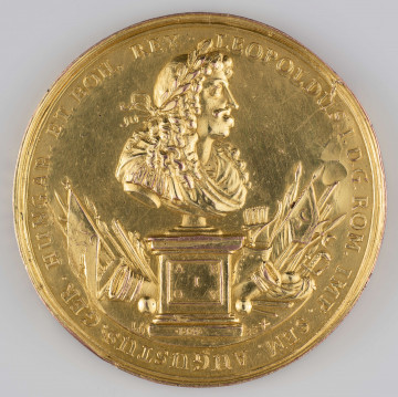 N/1531/ML - AV. Popiersie cesarza w profilu w prawo, w formie posągu na podstawie ustawionej na cokole, na którym litery: AE / O / OV ;
Cokół rozdziela datę 16 - 83 * , w tle panoplia. W otoku napis:
LEOPOLDUS . I . D . G . ROM . IMP . SEM . AUGUSTUS . GER . HUNGAR . ET . BOH . REX . 
Monogram: . I . I . W .

RV. Scena bitwy na tle obozu pod oblężonym miastem. Wyżej ukoronowany orzeł z mieczem w jednej łapie i tarczą z herbem Wiednia w drugiej. Nad nimi tęcza, na której siedzi gołąb z gałązką oliwną w dziobie. W otoku napis:
 + WIEN DAS ADLER NEST SICH FREUT. DAS DER TURKEN HEER ZERSTREUT . DANCTE GOTT O'CHRISTENHEIT
Monogram : HIW
Na obrzeżu napis dookolny:
EGREGIE IMPERATOREM ORIENTALEM VINCET !